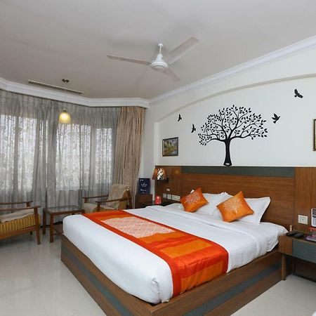 Oyo 1081 Hotel Sindhu International Tirupati Exteriör bild