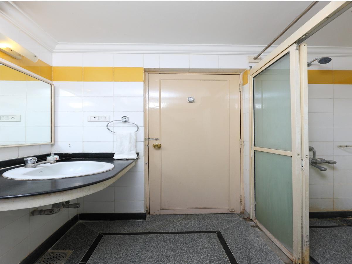 Oyo 1081 Hotel Sindhu International Tirupati Exteriör bild