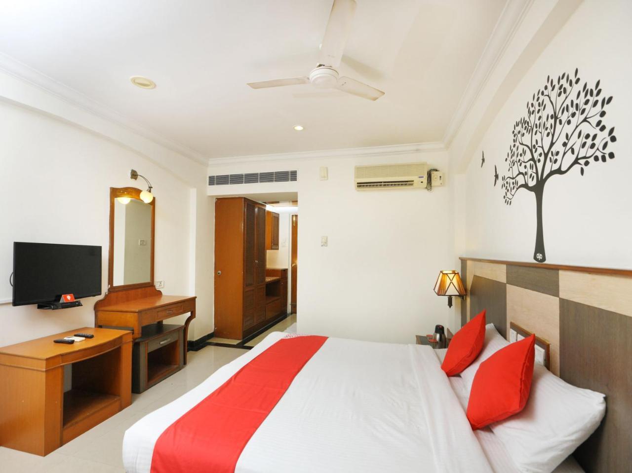 Oyo 1081 Hotel Sindhu International Tirupati Exteriör bild
