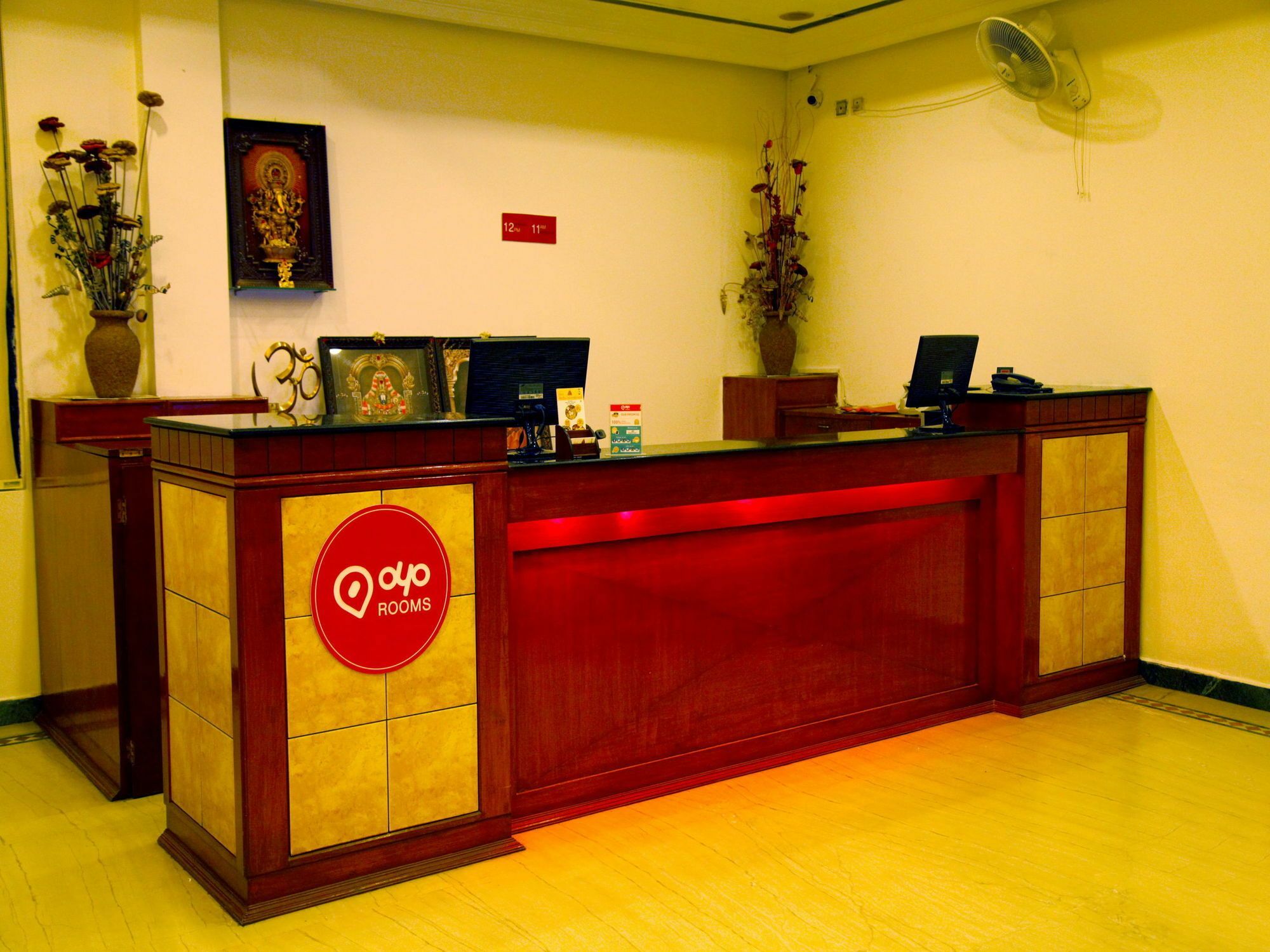 Oyo 1081 Hotel Sindhu International Tirupati Exteriör bild